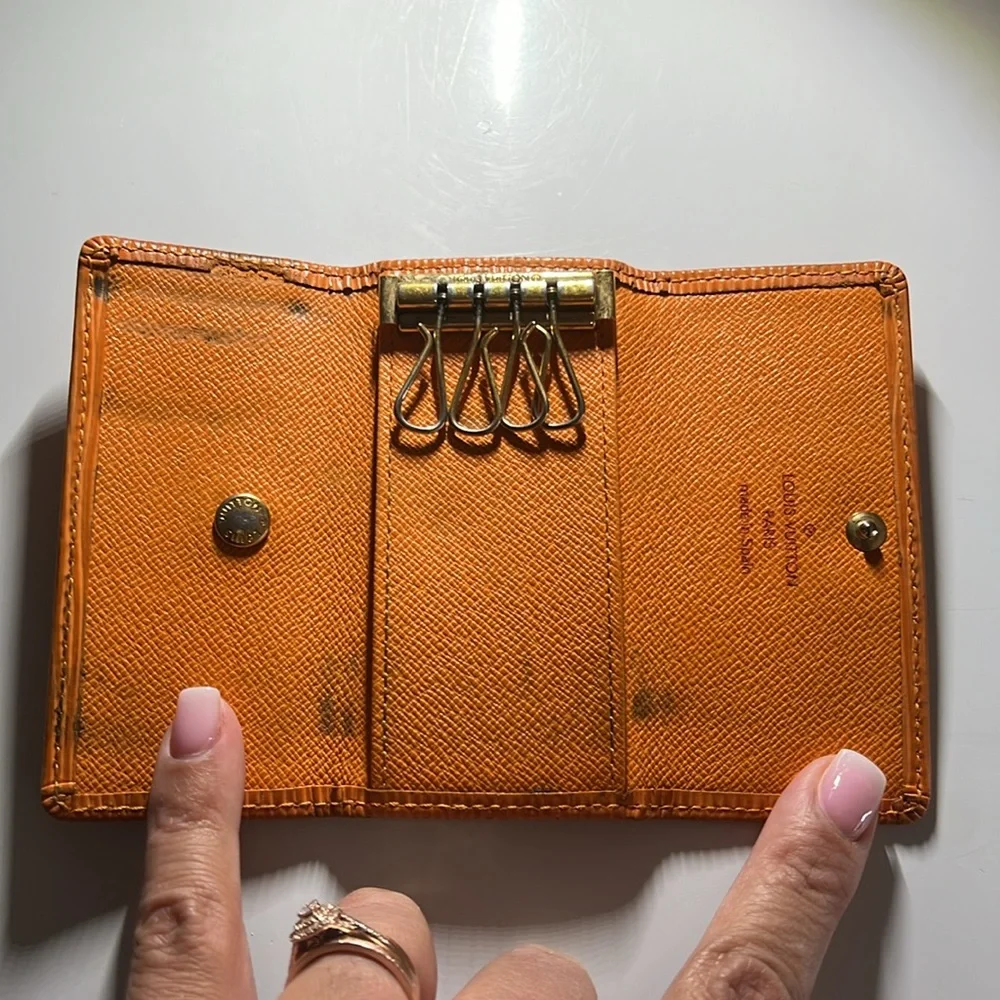 Louis Vuitton Orange Epi 4 key holder - Picture 5 of 12